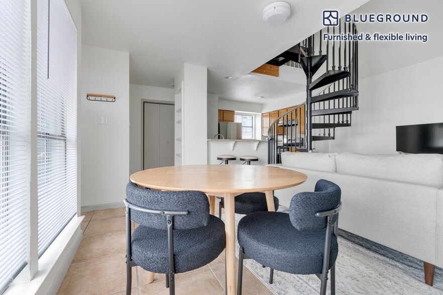 Building Photo - 201 E 4th St