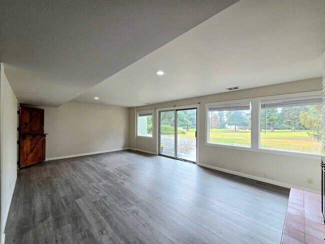 Building Photo - 4 Bed, 2 Bath -- Newly Renovated -- Home on Wenatchee Golf & Country Club's 16th Fairway**