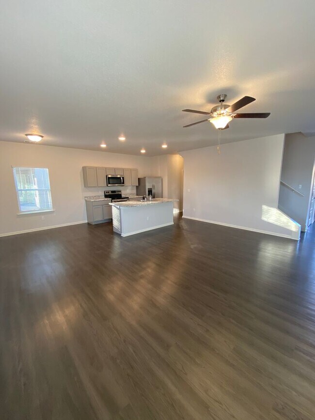 Building Photo - *Pre-leasing* Three Bedroom | Two and a Half Bath Home in Spring Hill!