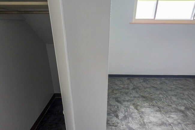 Building Photo - 408 Hazelnut Dr