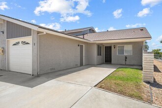 Building Photo - Beautiful Single-Story End Unit in Vista d...