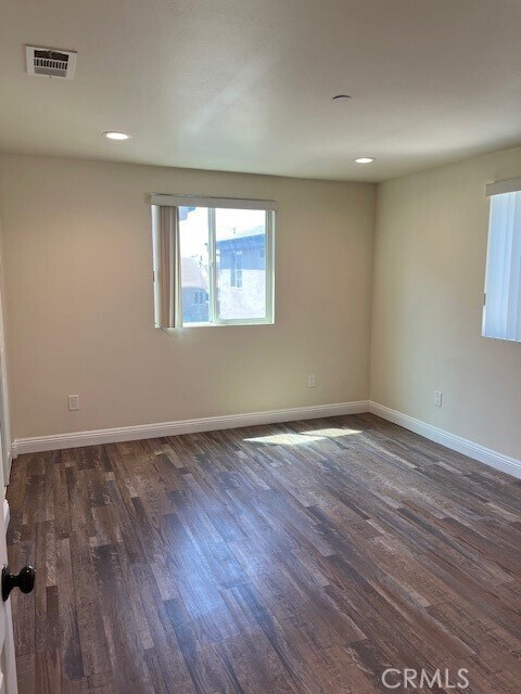 Building Photo - 211 E 84th Pl