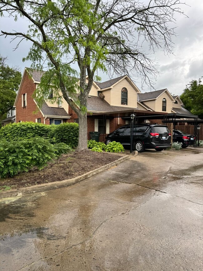 Building Photo - Beautiful Two Bedroom Townhouse!