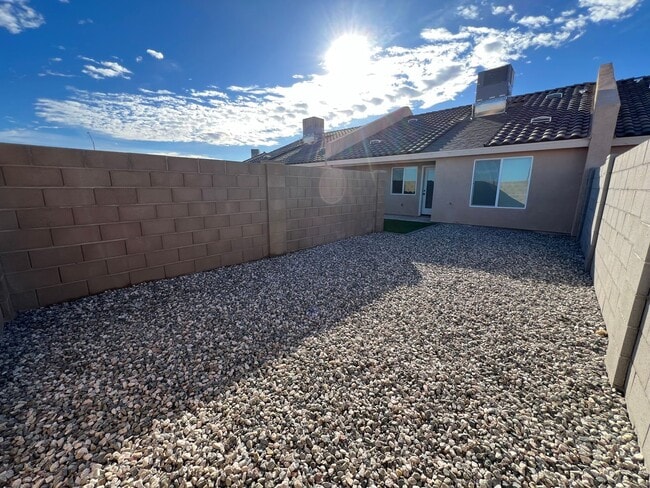 Building Photo - NEWER TOWNHOME!