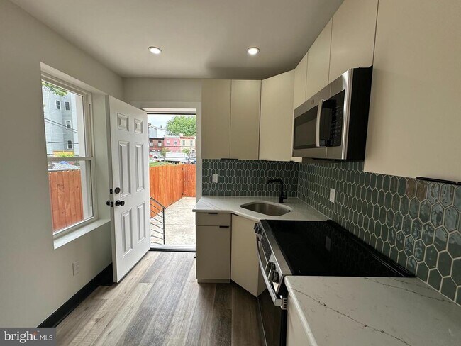 Building Photo - 2539 N Marshall St