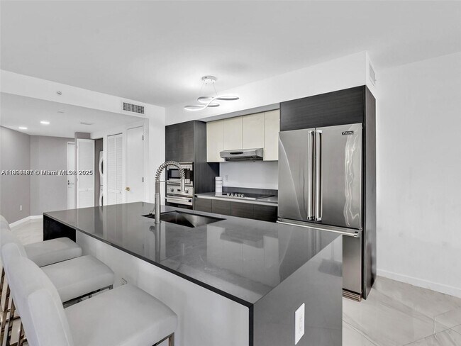 Building Photo - 9821 E Bay Harbor Dr