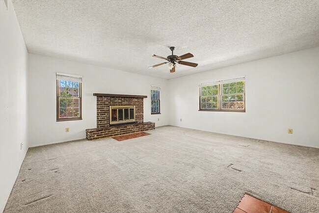 Building Photo - 2822 E Willow Ave