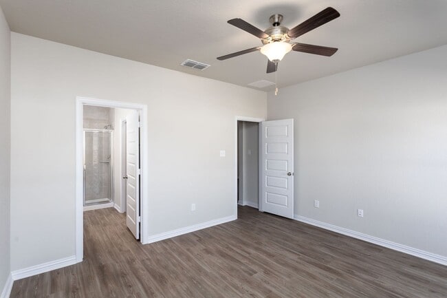 Building Photo - Luxury Duplex Near Randolph and Ft. Sam