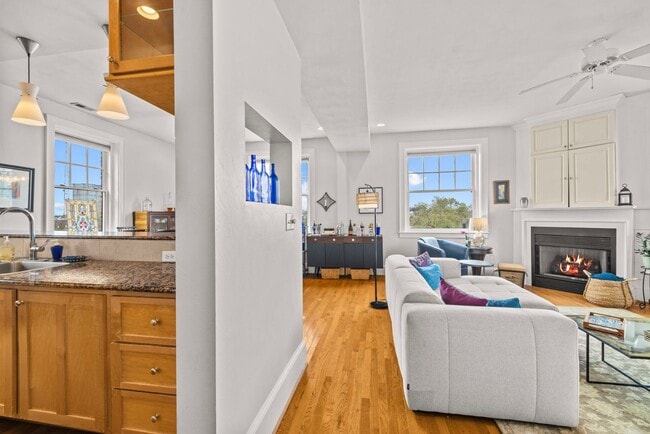 Building Photo - Amazing Garden-Style Condo Available NOW! ...