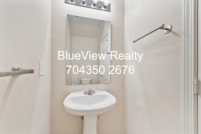 Building Photo - Beutiful 3 bed 2.5 bath with open area