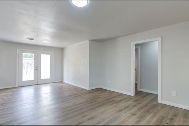 Building Photo - Newly remodeled 3 bad 2 bath near South Lo...