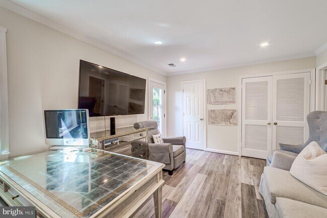 Building Photo - 8 Carriage House Cir