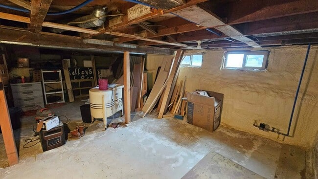 Building Photo - Large Corner Lot House