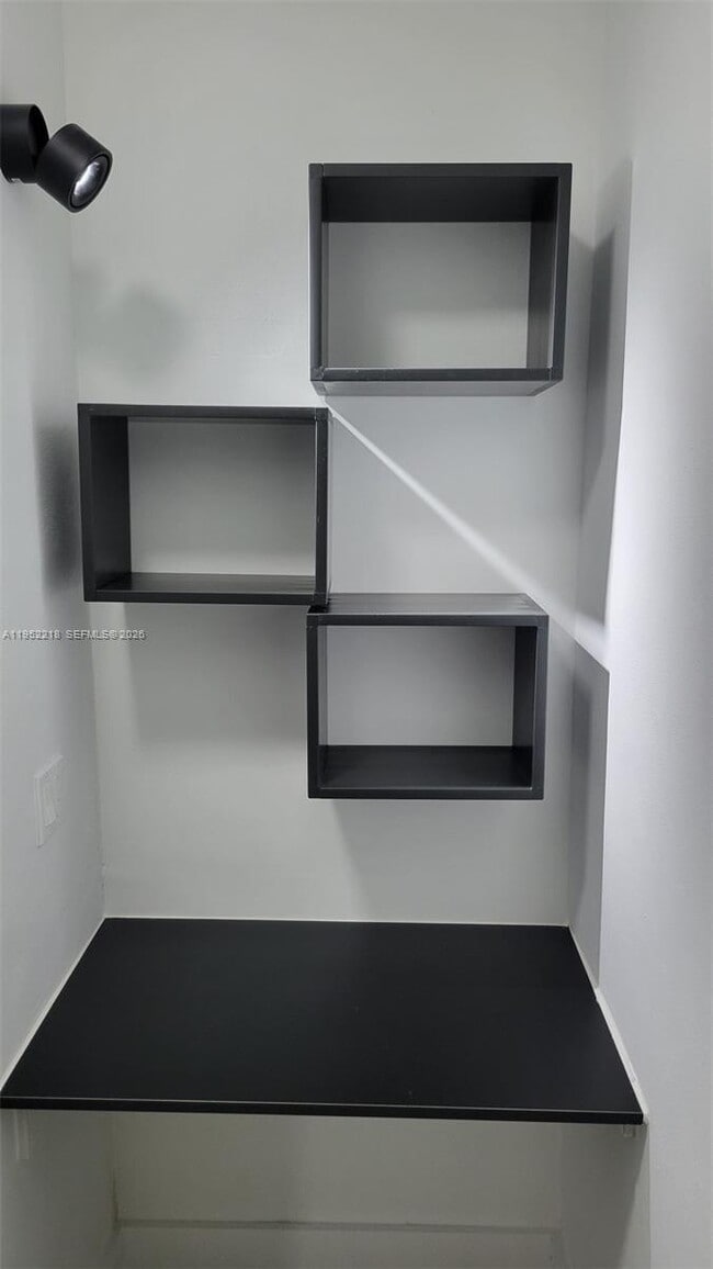 Building Photo - 2101 Normandy Dr