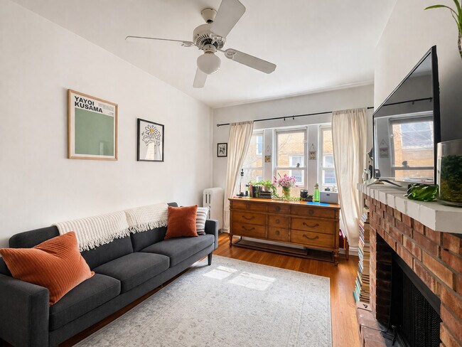 Building Photo - 677.5 W Wrightwood Ave