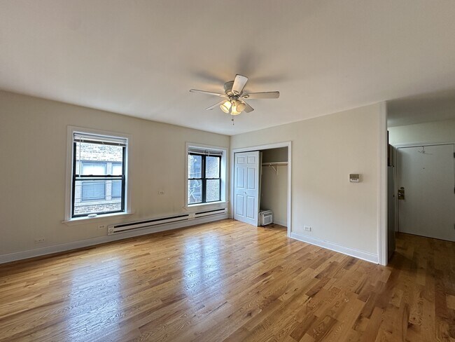 Building Photo - 822 W Cornelia Ave