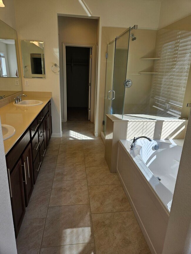 Building Photo - Pristine One Story South Reno