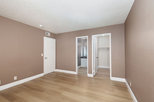Building Photo - Remodeled 2nd floor unit in gated NW community