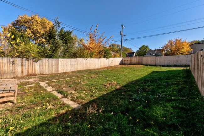 Building Photo - 812 Allen Ave