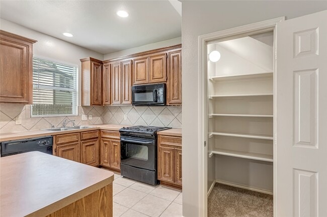Building Photo - 706 Woodport Ln