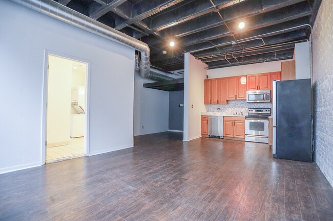 Building Photo - 5219 N Clark St