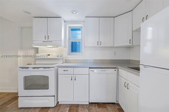 Building Photo - 1674 Bay Dr E