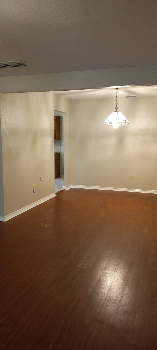 Building Photo - 3200 Foxboro Dr