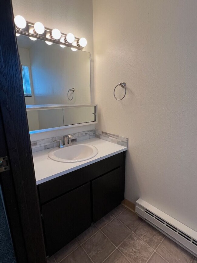 Building Photo - PET FRIEDNLY 2 BEDROOM APARTMENT AVAILABLE...