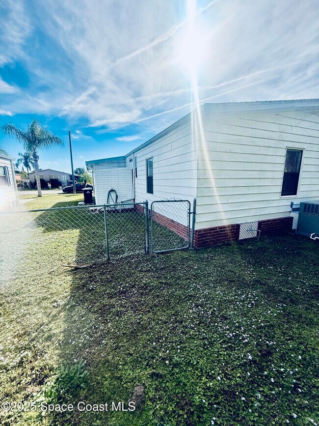 Building Photo - 2399 Coconut Palm Dr