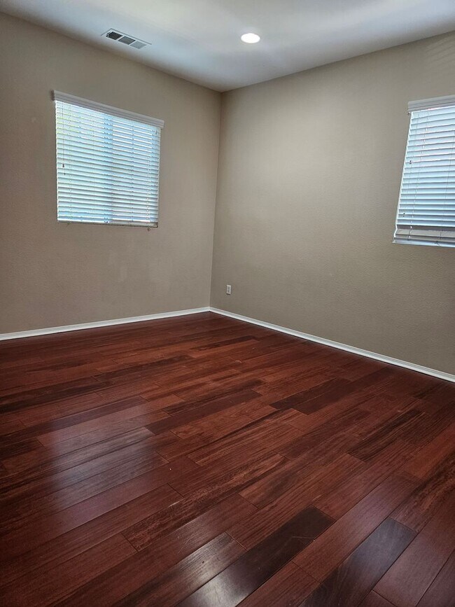 Building Photo - 5 BEDROOM OAK HILLS / HESPERIA HOME