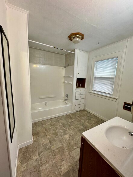 Building Photo - 1338 W 13th St