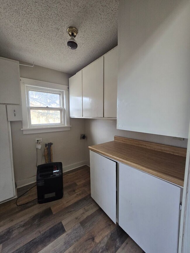 Building Photo - Charming Farmhouse