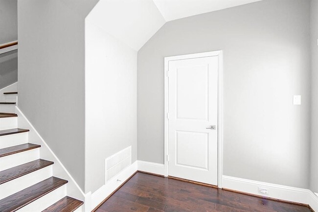 Building Photo - 411 N Nagle St