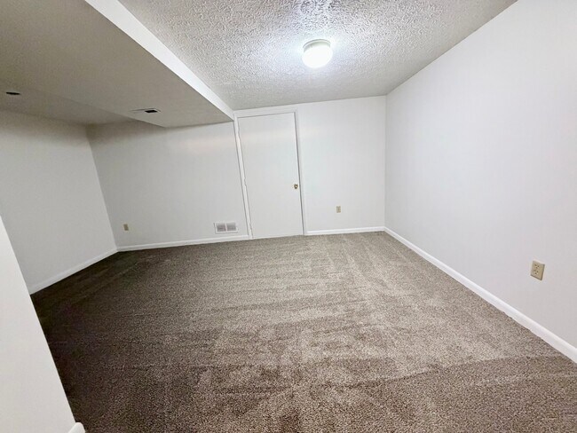 Building Photo - 410 5th St
