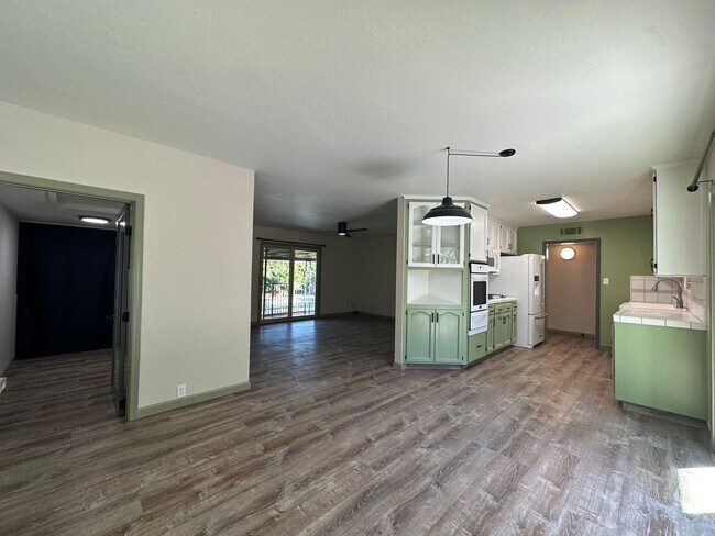 Building Photo - SE Visalia home with pool coming soon! All utilities included