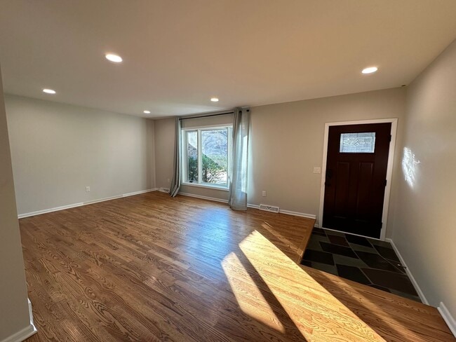 Building Photo - Large Four Bedroom Ranch in Forest Hills!