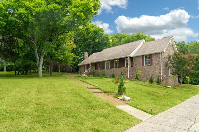 Building Photo - Single Family Home on almost an acre, 4 be...