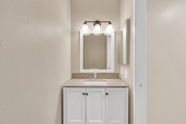Building Photo - Updated 3 Bed 1.5 Bath Townhome