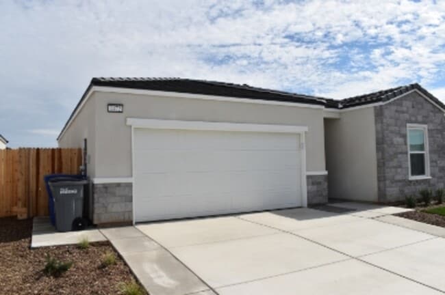 Building Photo - 4472 N San Miguel Ave