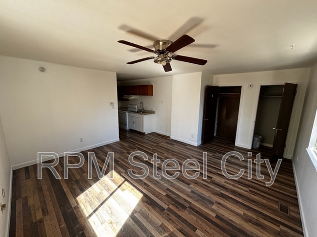 Building Photo - 910 E 9th St