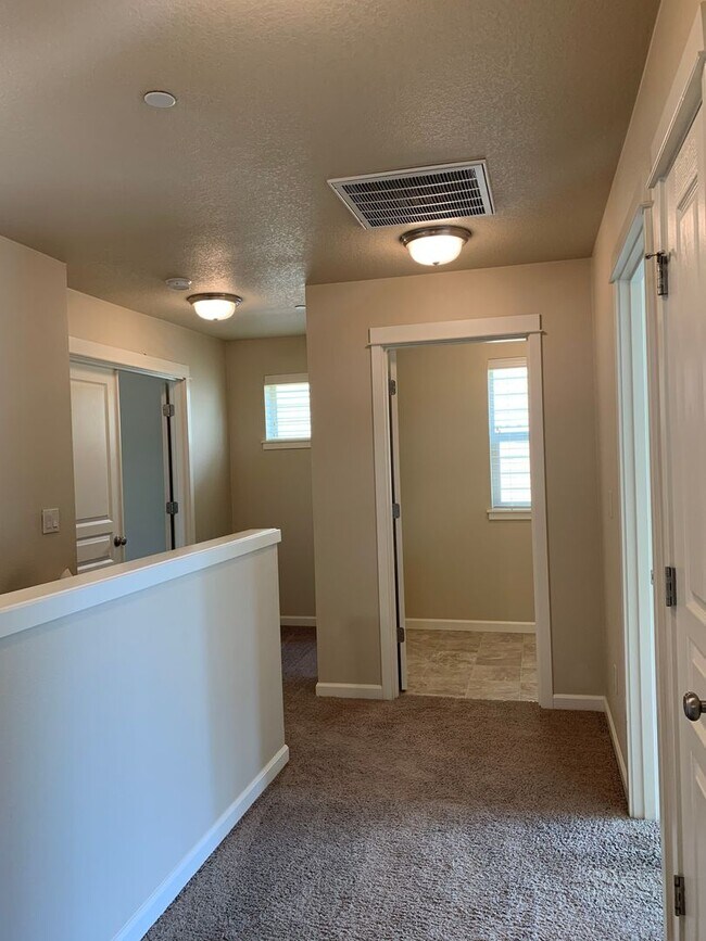 Building Photo - Beautiful Craftsman Style Home! 2 Car Garage! Gas Fireplace and Granite Counter Tops! Attached Ga...