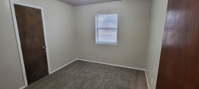 Building Photo - GREAT THREE BEDROOM 2 BATH HOME IN NORTH CLOVIS