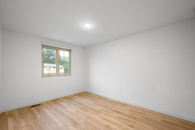 Building Photo - READY FOR MOVE IN! NEWLY RENOVATED 3 BEDRO...