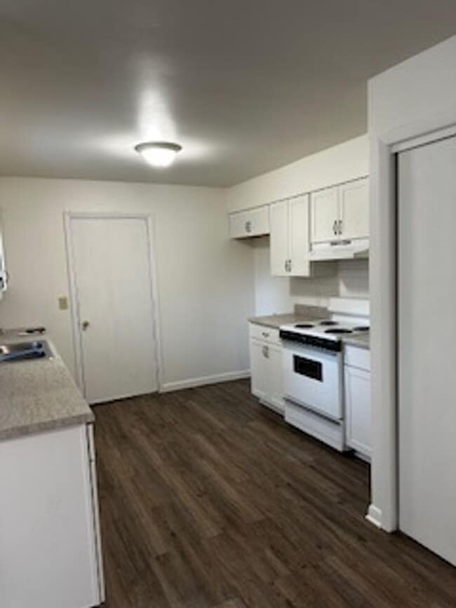 Building Photo - Newly Remodeled Home – Conveniently Located!