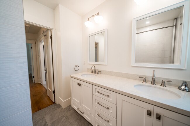 Building Photo - 3924 Alameda Pl