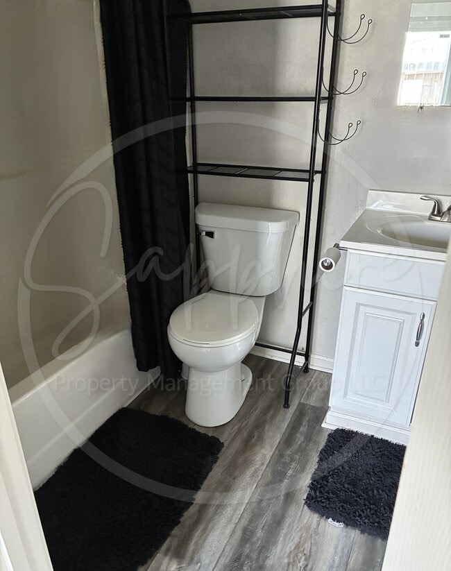 Building Photo - 5623 N Northwood Terrace