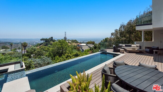 Building Photo - 2826 Las Alturas St