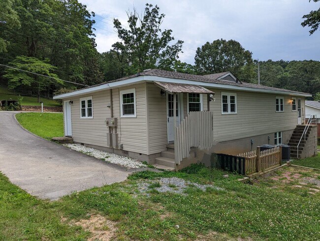 Building Photo - 3415 Hartford Dr