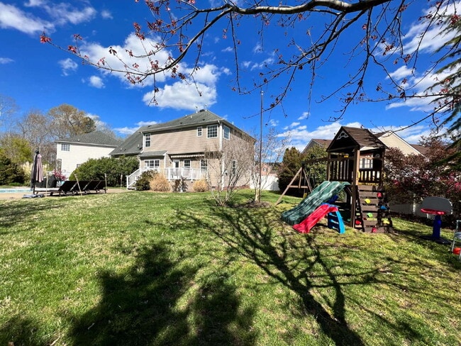 Building Photo - Spacious 4 bedroom home with POOL in sought after neighborhood and schools.