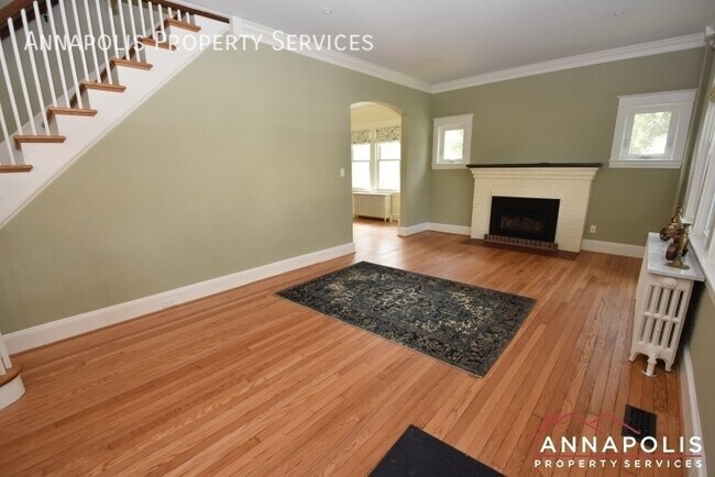 Building Photo - 209 Claude St